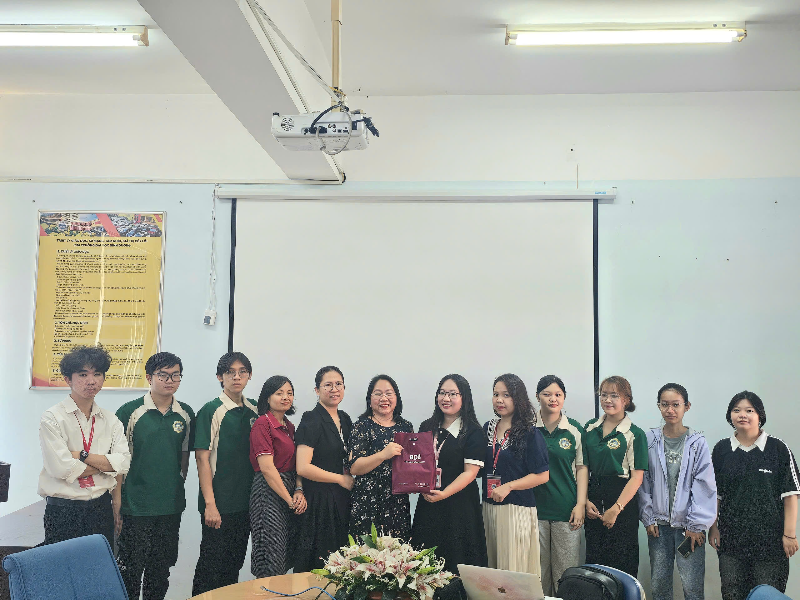 TỌA ĐÀM KHOA NGOẠI NGỮ LẦN THỨ 10 – NĂM 2025: Dịch để cải thiện đọc – hiểu tiếng Anh