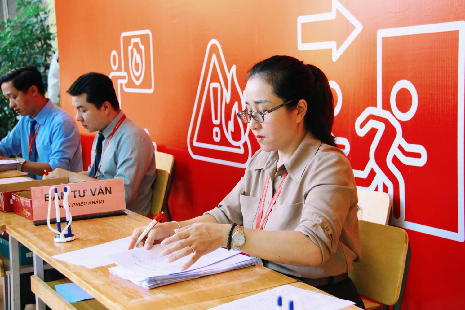 SÁNG NAY, CÙNG TRƯỜNG ĐẠI HỌC BÌNH DƯƠNG CHĂM SÓC SỨC KHỎE CHO SINH VIÊN NGÀNH NGÔN NGỮ ANH!