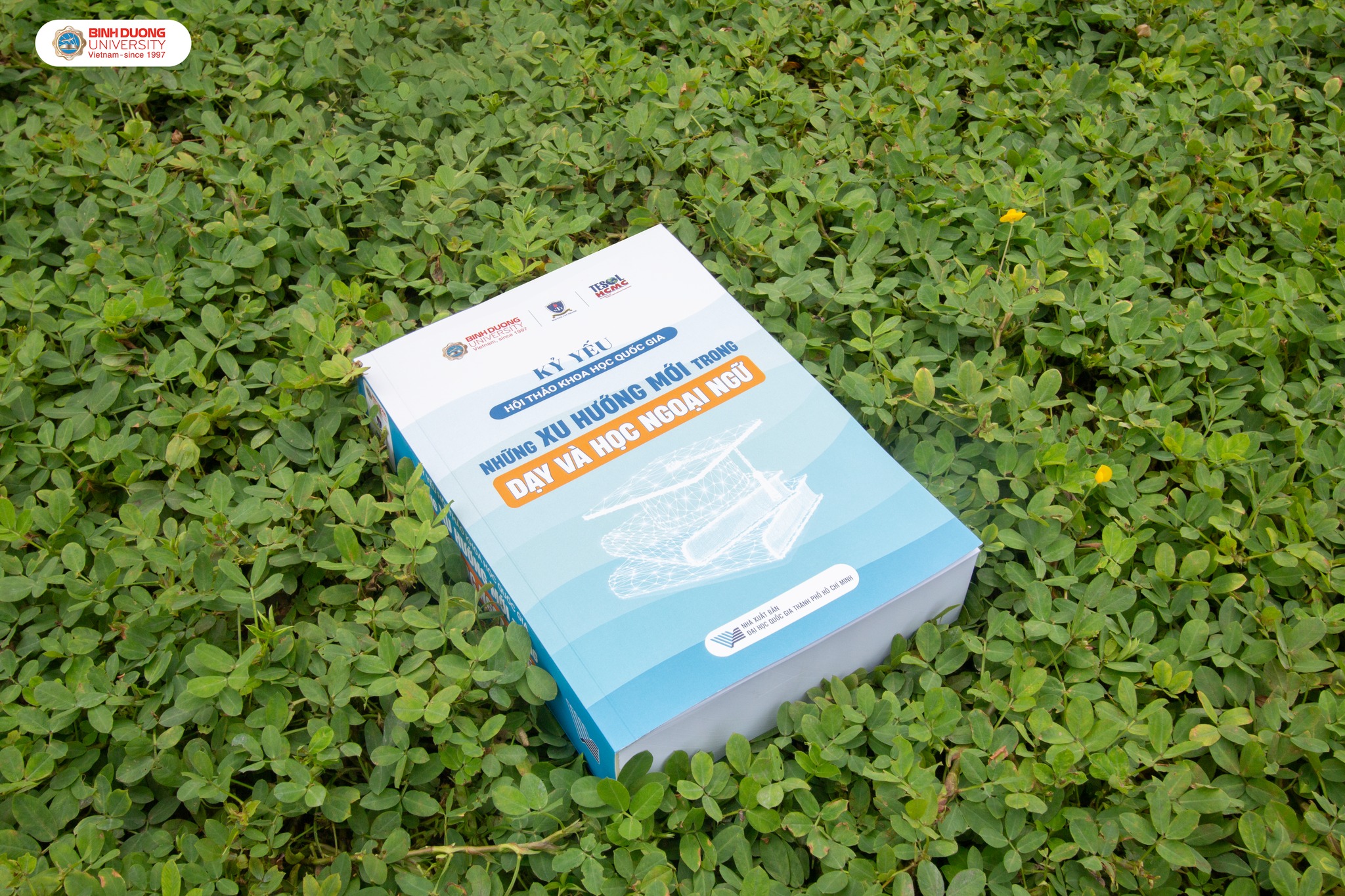 KHOA NGOẠI NGỮ CHÍNH THỨC RA MẮT KỶ YẾU HỘI THẢO KHOA HỌC QUỐC GIA 2025: “NHỮNG XU HƯỚNG MỚI TRONG DẠY VÀ HỌC NGOẠI NGỮ”